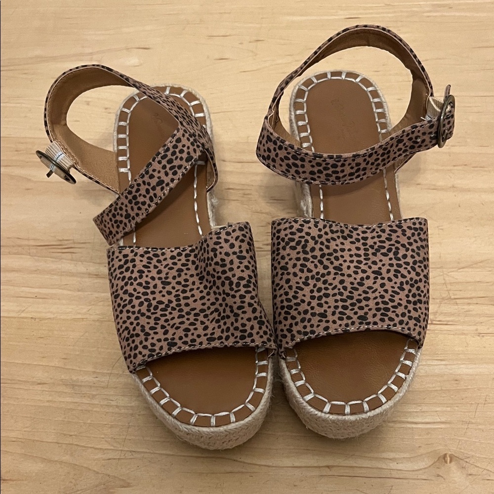 Universal Thread Tan Leopard Sandals - Picture 1 of 6